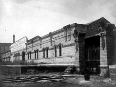 Superato il difficile periodo bellico l�azienda decise di espandersi nel Sud Italia aprendo, nel 1924, un grande stabilimento a Bari. Fu scelta l�allora via Capurso (attuale via Amendola) per produrre 25.000 ettolitri di birra all�anno